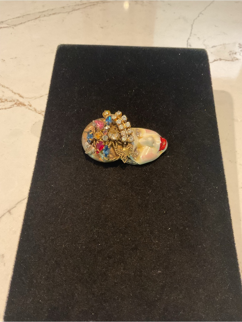 Vintage Artisan Gold-Tone Decorative Face Brooch with Multicolor Stones - Picture 4 of 6